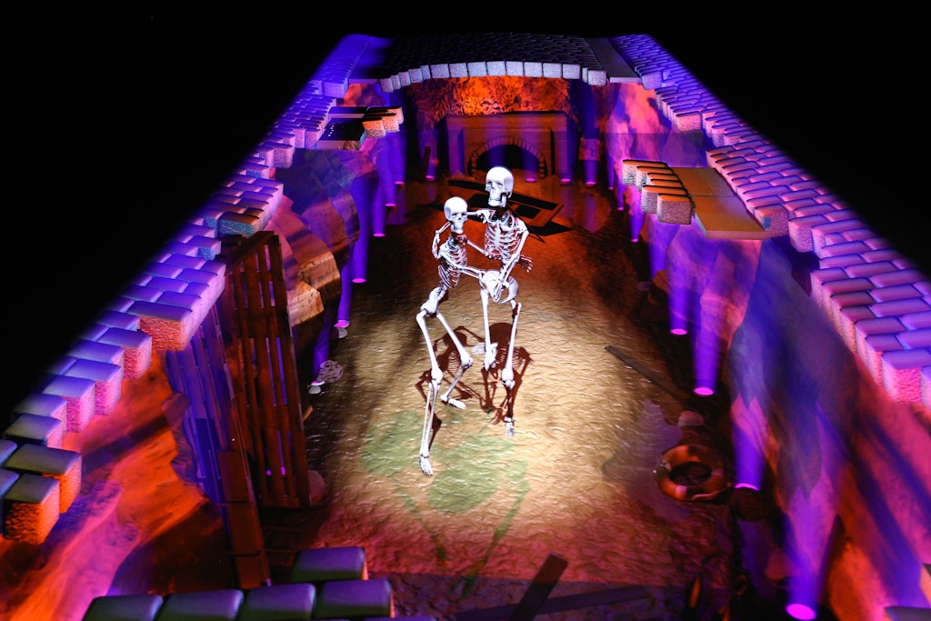 Echt zum Gruseln: Diese zwei Skelette tanzen in der Ausstellung „Skullmapping – Projected Art“ im „Neukölln Speicher“.