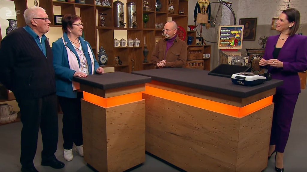 Die Verkäufer Rolf und Elke aus Garding (l.), „Bares für Rares“-Moderator Horst Lichter und Schmuckexpertin Wendela Horz.