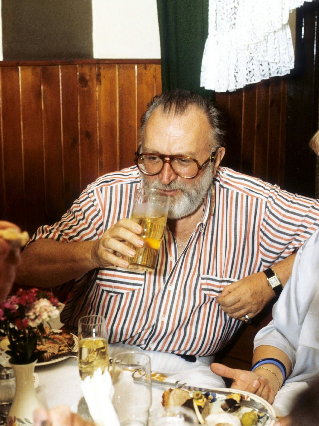 Italo-Regisseur Sergio Leone 1986 im Berliner Metzer Eck mit Superfest-Bierglas. 