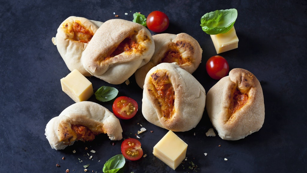 Die leckeren Pizza-Schnecken kann man nach Belieben variieren.