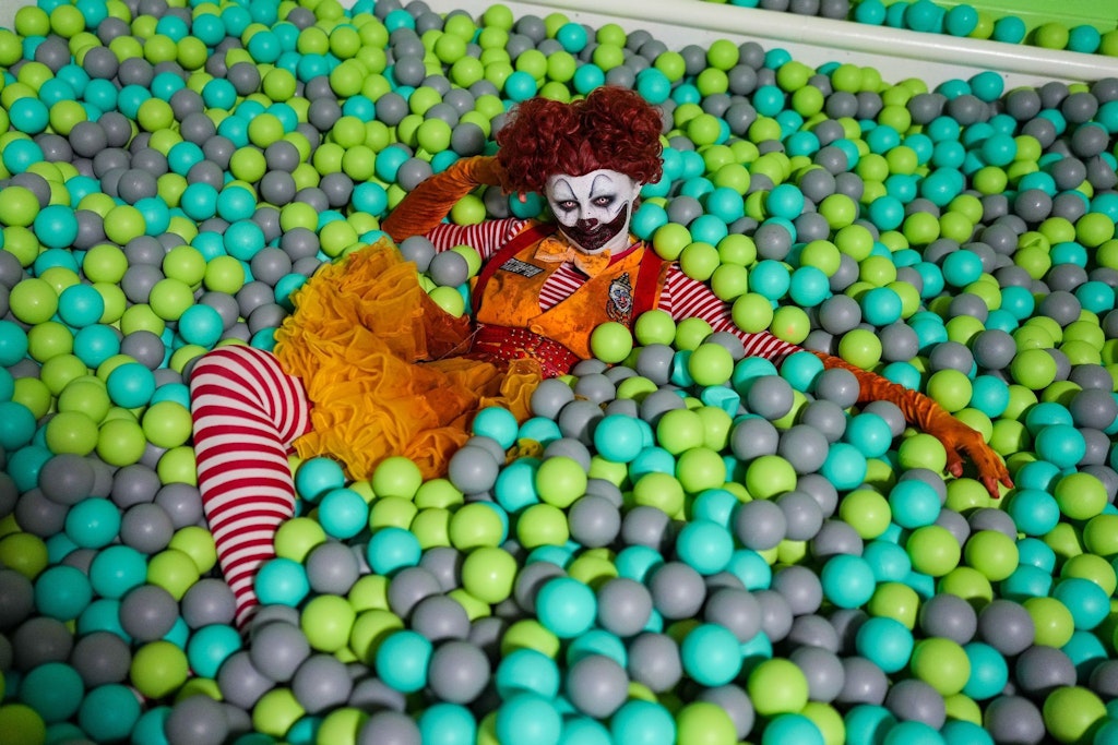 Ein Horrorclown posiert im Bällebad bei der Veranstaltung im Filmpark Babelsberg.