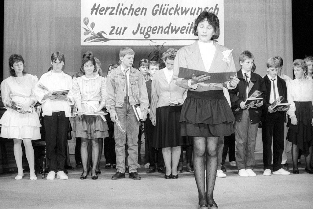 Mit Feinstrumpfhose und Redebeitrag. Bei der Jugendweihe in der DDR sollten Schüler ihr Bekenntnis zum sozialistischen Staat bekräftigen. 