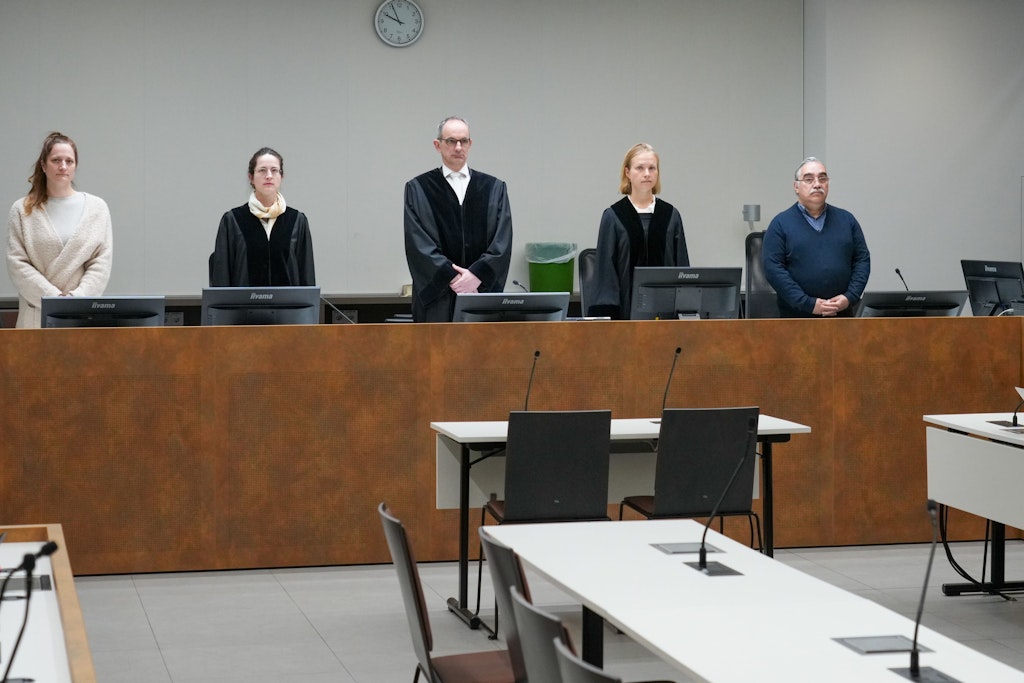 Das Gericht kurz vor Prozessbeginn. Omar O. (21) muss sich wegen Mordes verantworten. Er soll Mohamed R. (25) getötet haben. 