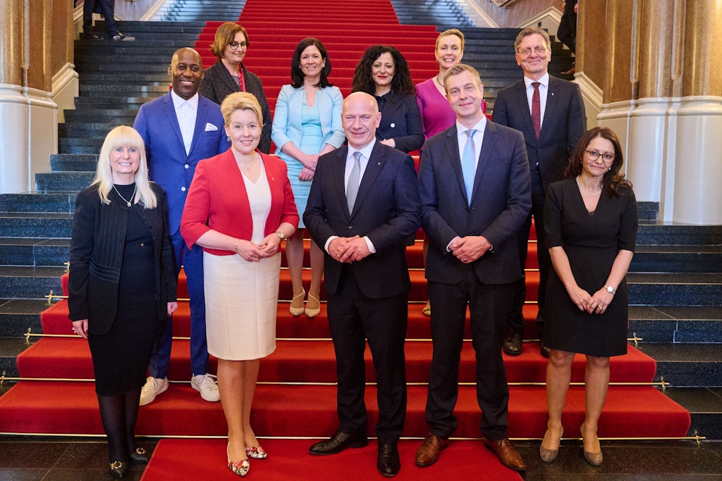 Das ist Berlins neue Regierung: Iris Spranger (l-r vordere Reihe, SPD), Senatorin für Inneres und Sport, Franziska Giffey (SPD), Senatorin für Wirtschaft, Energie und Betriebe, Kai Wegner (CDU), Regierender Bürgermeister, Stefan Evers (CDU), Senator für Finanzen, Felor Badenberg (parteilos), Senatorin für Justiz und Verbraucherschutz, Joe Chialo (l-r, hintere Reihe, CDU), Senator für Kultur, Engagement- und Demokratieförderung, Ina Czyborra (SPD), Senatorin für Gesundheit, Wissenschaft, Pflege und Gleichstellung, Katharina Günther-Wünsch (CDU), Senatorin für Bildung, Jugend und Familie, Cansel Kiziltepe (SPD), Senatorin für Arbeit, Soziales, Vielfalt, Integration und Antidiskriminierung, Manja Schreiner (CDU), Senatorin für Verkehr, Umwelt und Klimaschutz, und Christian Gaebler (SPD), Senator für Stadtentwicklung, Bauen und Wohnen. 