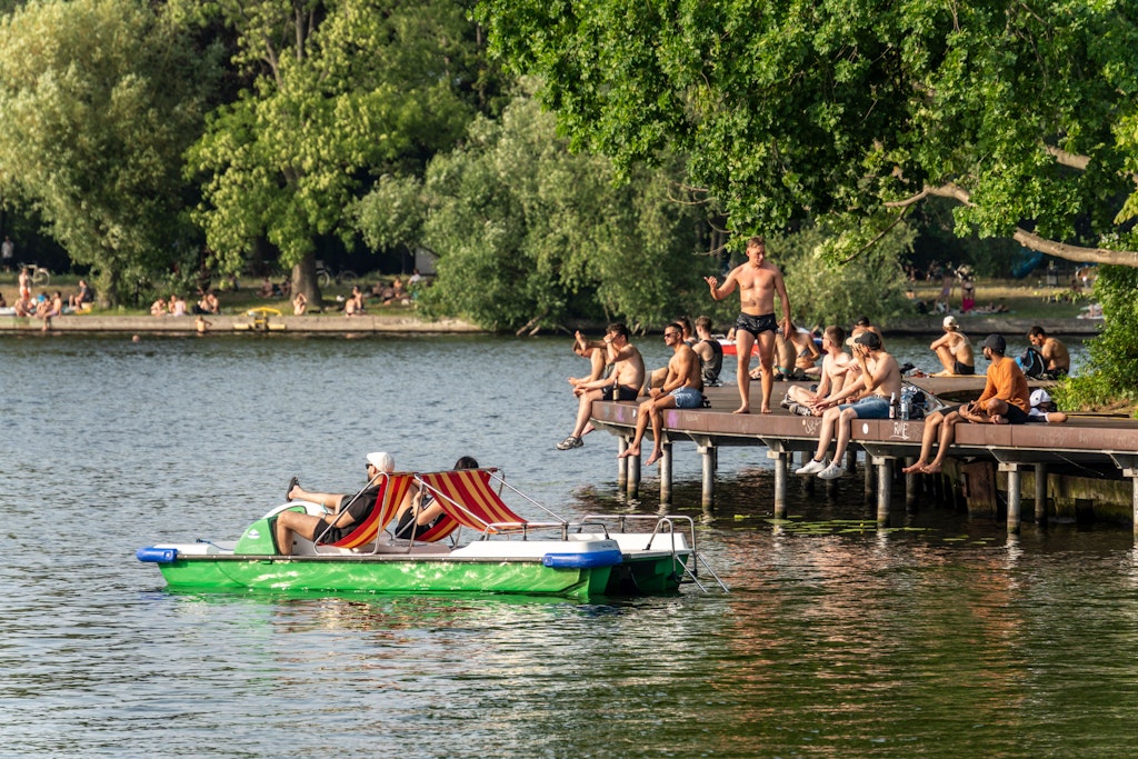 Tretboot-Spaß an der Insel der Jugend: Wenn die Temperaturen in die Höhe schießen, bieten Berlins Gewässer willkommene Abkühlung.