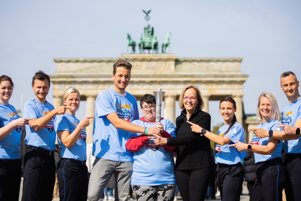 Die Fackel für die Special Olympics World Games wurde am Freitag am Brandenburger Tor vorgestellt. 