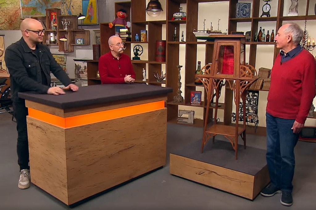 Ein Kleinmöbel bei „Bares für Rares“ samt den Herrschaften Sven Deutschmanek, Horst Lichter und Verkäufer Horst aus Wülfrath (v.l.).