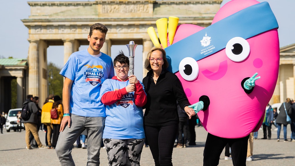 Louis Kleemeyer (l-r), Tennisspieler und Mitglied des Organisationskomitees, Juliana Rößler, Kanutin und Athletensprecherin, und Christiane Krajewski, Präsidentin der Special Olympics World Games.