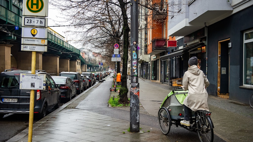 Noch verläuft der Radweg an der Schönhauser Allee in Prenzlauer Berg auf den Bürgersteigen. Doch das soll sich ändern.