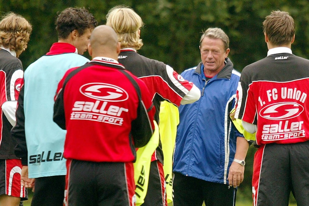 Werner Pico Voig (2.v.r.): Auch in seiner zweiten Amtszeit guckte der Trainer bei den Union-Profis genau hin. 