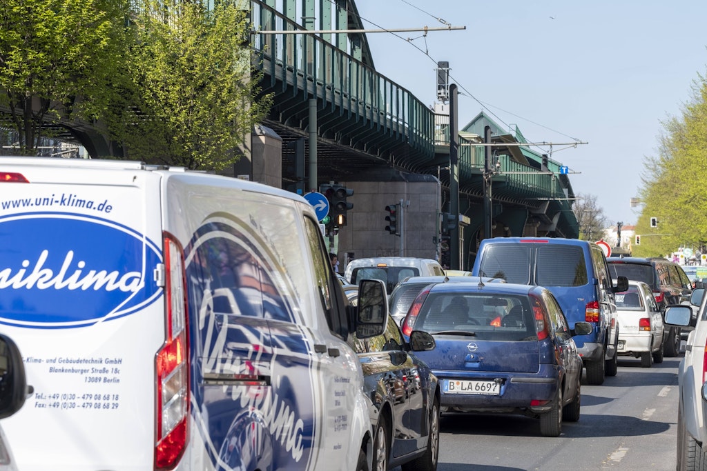 Schon jetzt ist die Schönhauser Allee oft eine der Staufallen der Stadt. Das soll ab Mitte 2023 noch schlimmer werden.
