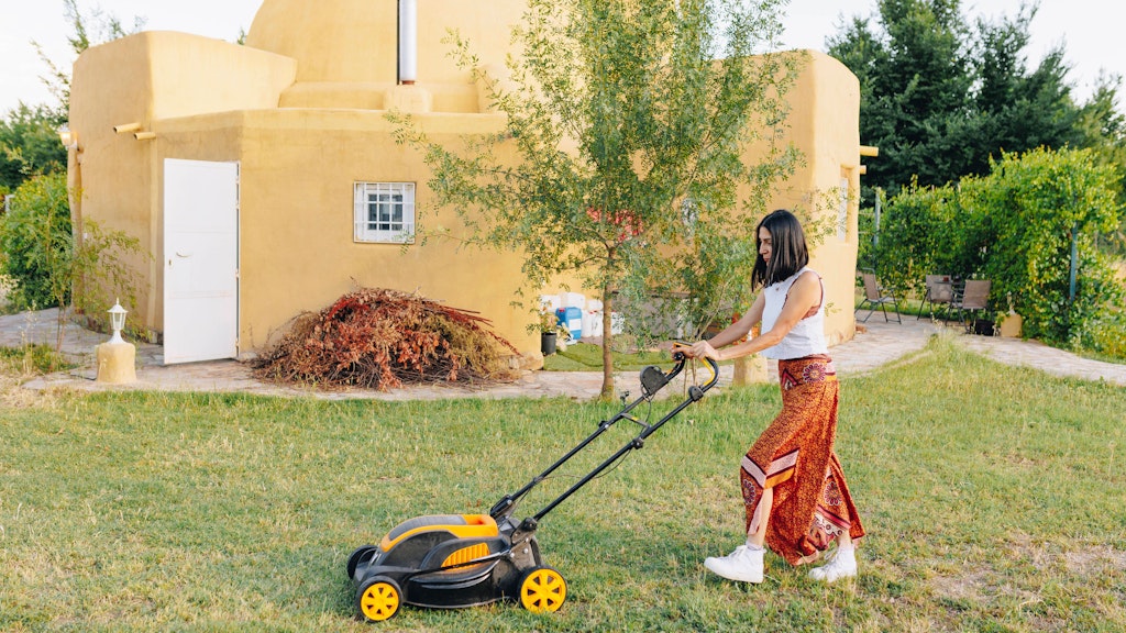 Wenn der Rasen im heimischen Garten kaputt statt saftig grün ist, kann man ihn mit einigen Tipps wieder aufpäppeln.