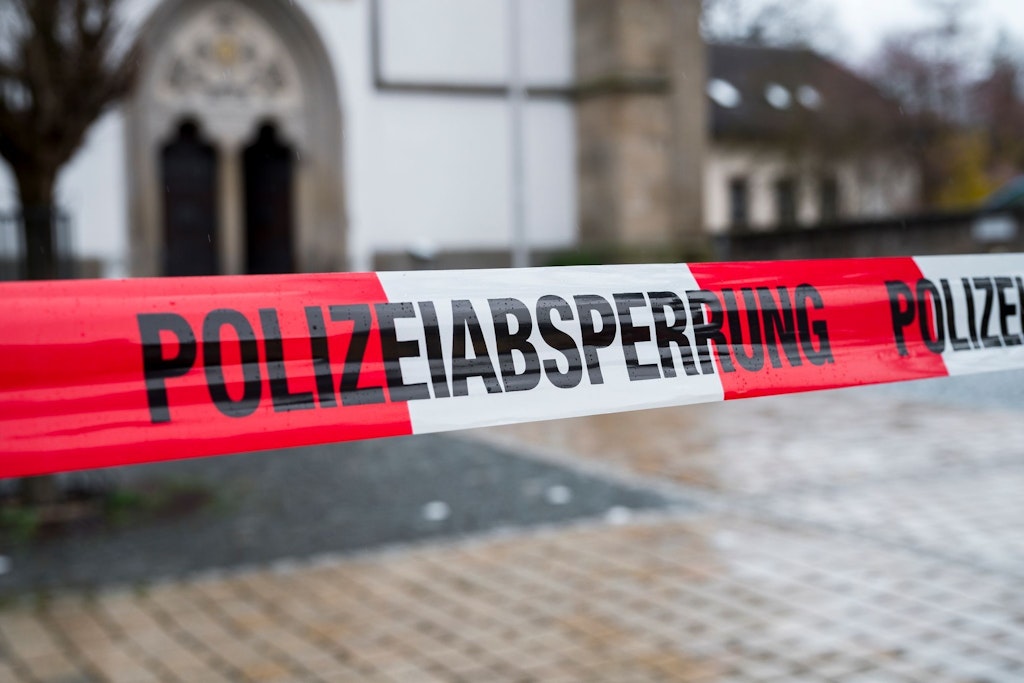 Die Straße zum Kinder- und Jugendhilfezentrum in Wunsiedel ist von der Polizei abgesperrt. 