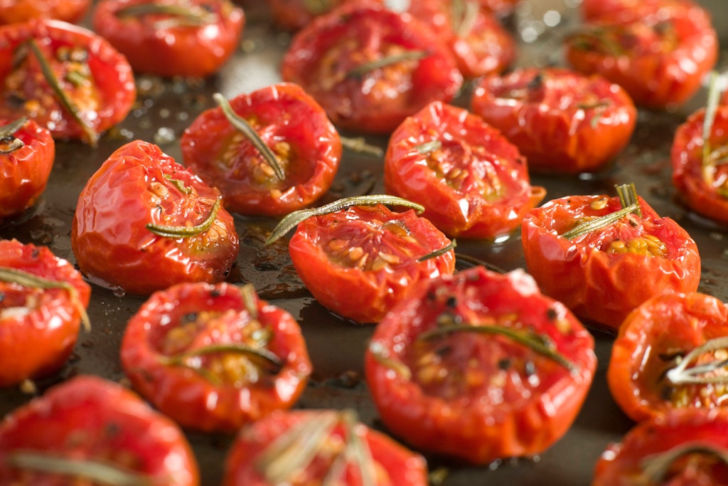 Getrocknete Tomaten sind ein leckerer Snack und man kann sie sehr gut und einfach selber machen.