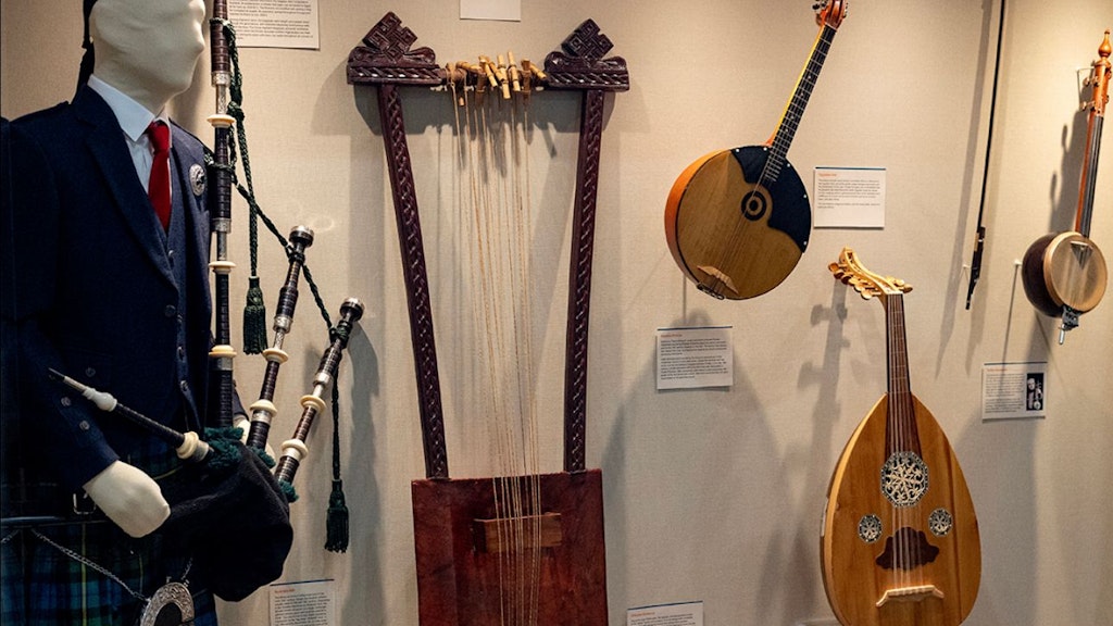 Mehrere Musikinstrumente, darunter ein Dudelsack finden sich in dem außergewöhnlichen Museum.