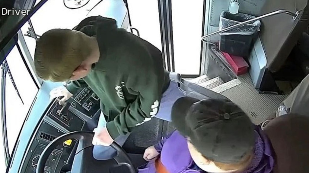 Dillon Reeves stoppte den Schulbus, die Fahrerin ist ohnmächtig.