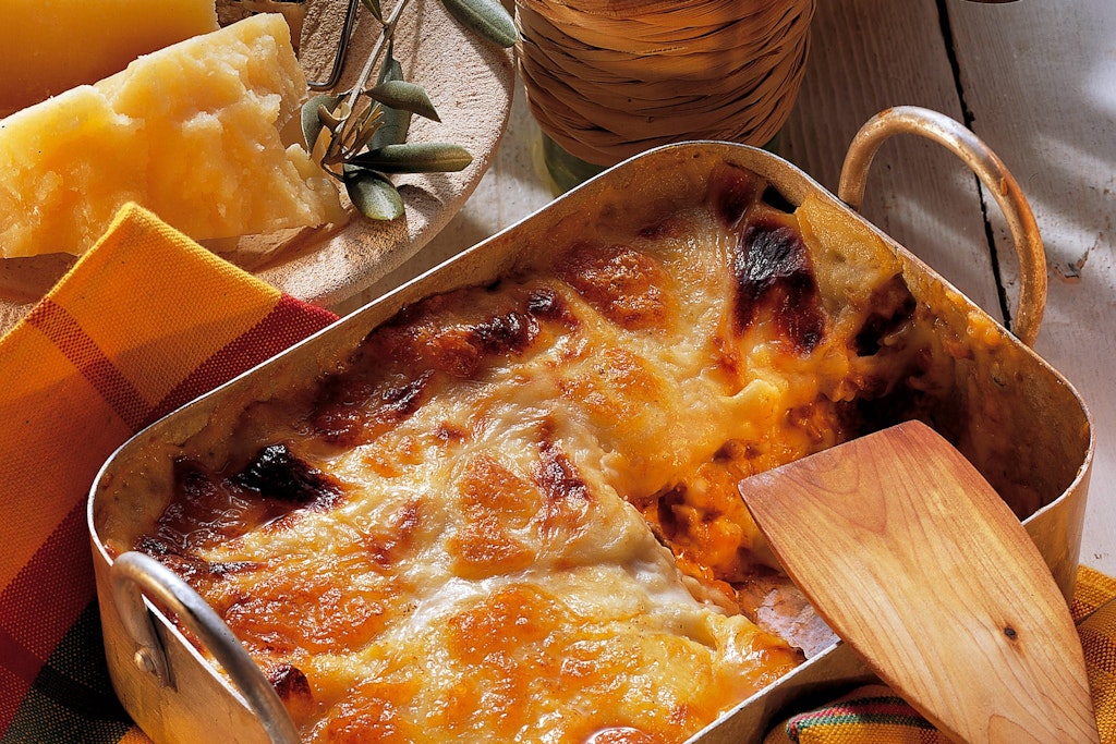 Der Klassiker: Lasagne alla Bolognese. Probieren Sie die italienische Leckerei doch mal in der Version mit Spargel.