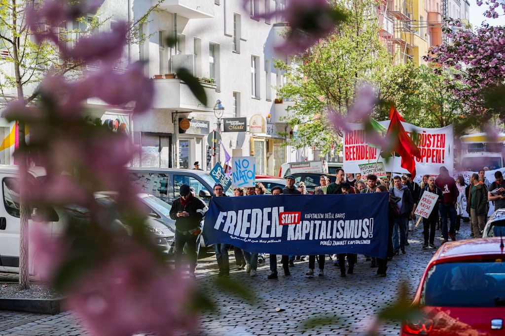 Der Zug zur Demonstration zur Walpurgisnacht läuft im Wedding unter dem Motto „Frieden statt Kapitalismus - Wettrüsten stoppen und Armut beenden“.