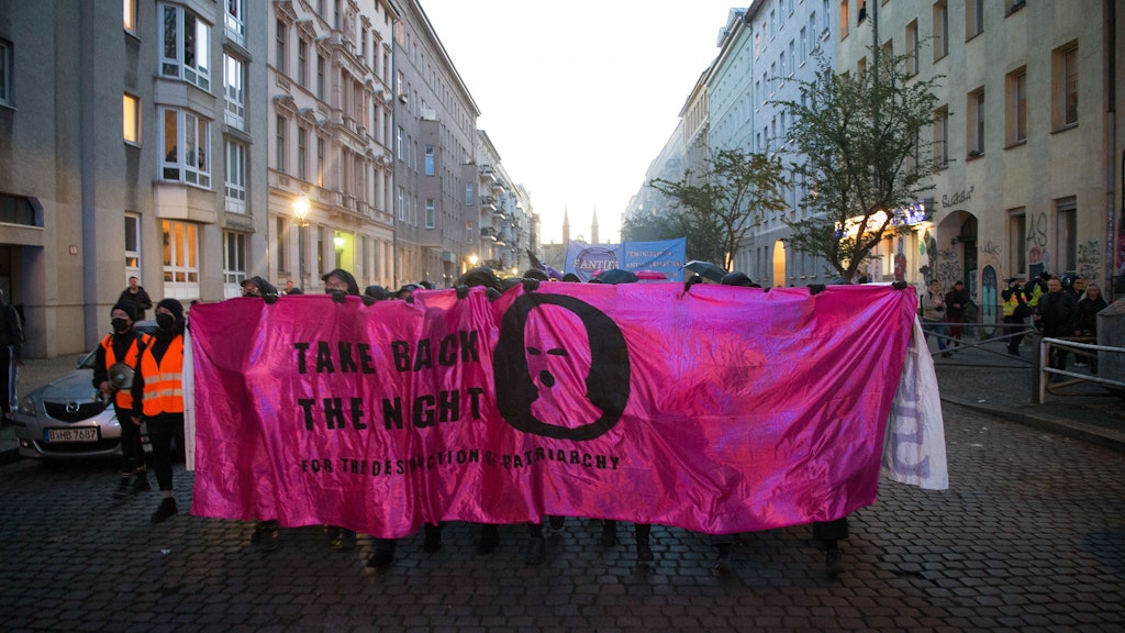 Die Demonstration „Take back the night“ zieht durch Kreuzberg.