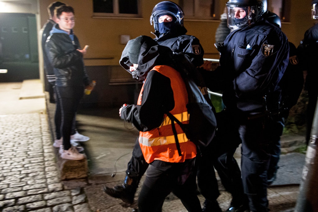 Einsatzkräfte der Polizei begleiten die linke Demonstration „Take back the night“ in Kreuzberg. Bei der Demonstration am Abend der Walpurgisnacht ist die Polizei mit Flaschenwürfen und Feuerwerkskörpern angegriffen worden. 
