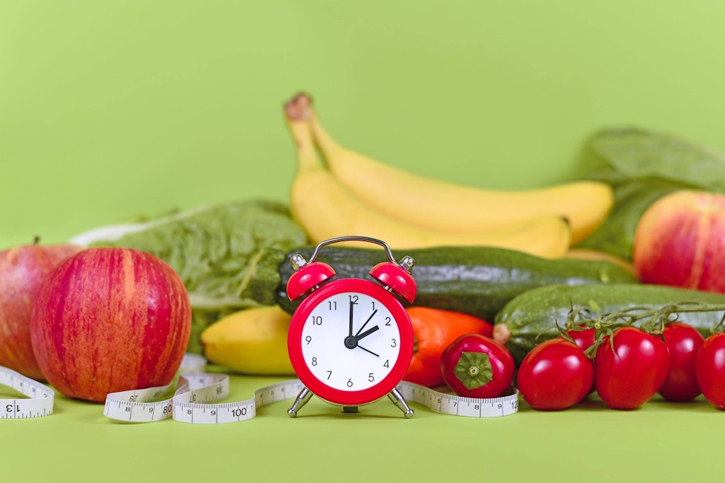 Für eine zeitliche Einschränkung, zum Beispiel Rohkost und Obst nur bis 14 Uhr zu essen, fehle es an aussagekräftigen wissenschaftlichen Belegen, so Experten.