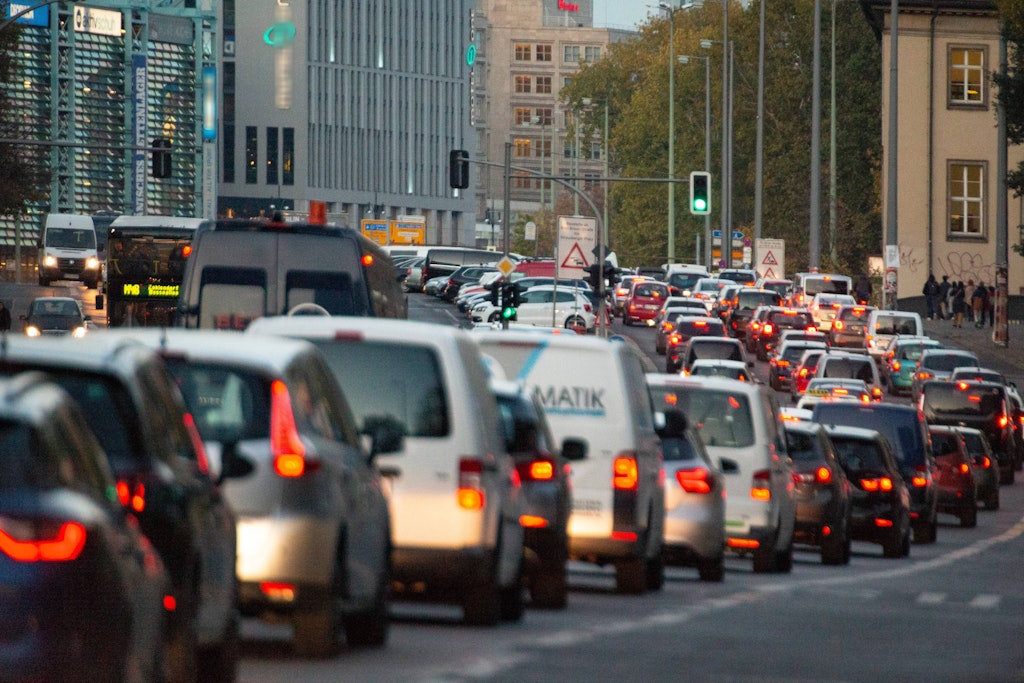 In vielen Ecken Berlins wird es auch am Dienstag zu Staus kommen.