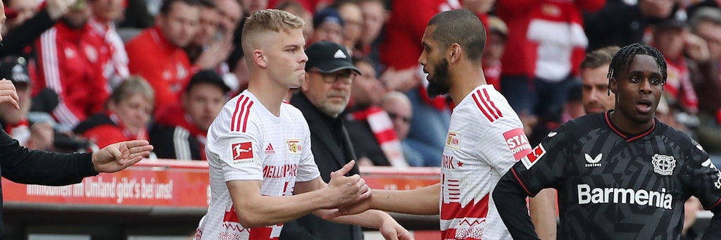 Andras Schäfer (l.) wird beim 1. FC Union für Aissa Laidouni eingewechselt unter tosendem Applaus.