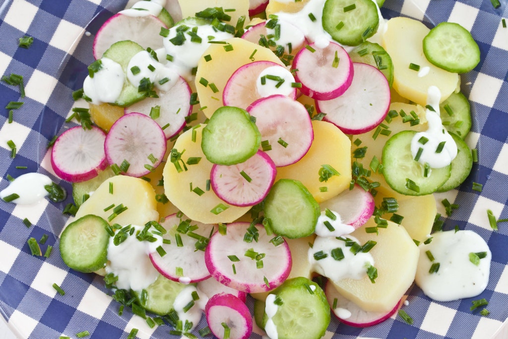 Einfach lecker! Dieser Kartoffelsalat setzt auf einfache und kalorienarme Zutaten - und das Rezept ist simpel.
