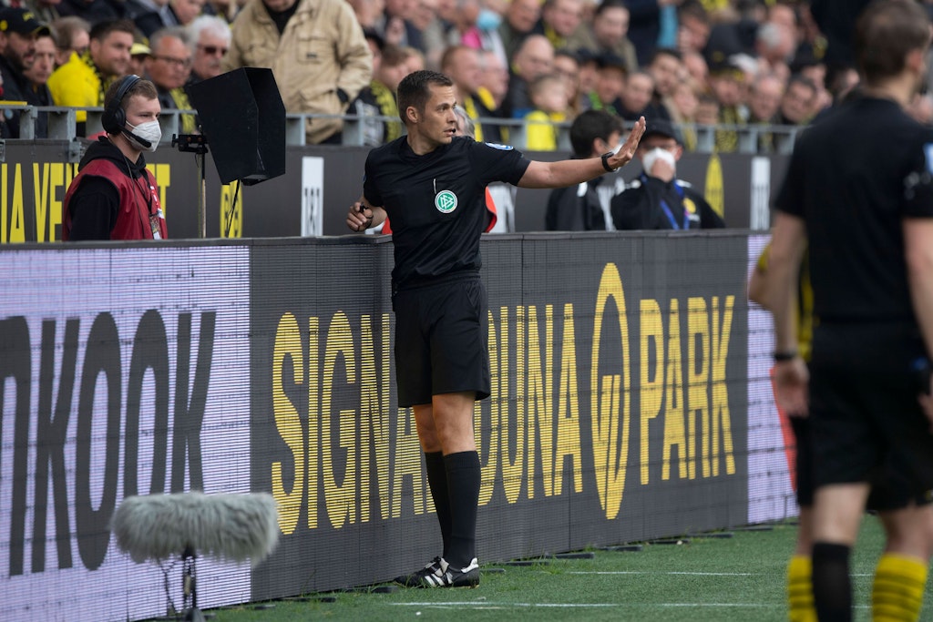 Robert Hartmann war beim Spiel des BVB beim VfL Bochum der VAR und übersah sehr zur Freude des FC Bayern eine klare Fehlentscheidung.