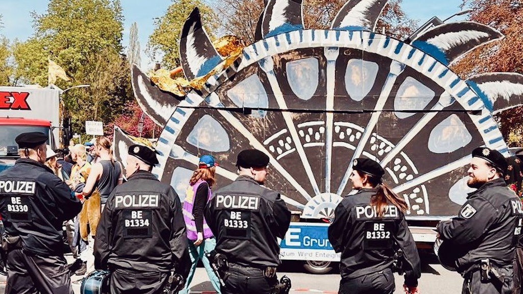 Gute Laune bei der Polizei: Gleich startet die Grunewald-Demo mit Pappbagger.