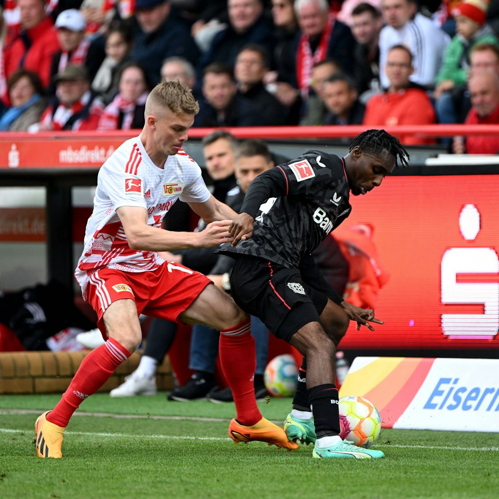 Erste Aktion von Andras Schäfer: Der Mittefeldspieler des 1. FC Union klaut Leverkusens Jeremie Frimpong den Ball.