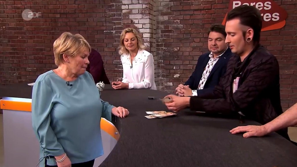 „Bares für Rares“-Händler Fabian Kahl kauft das Meissner Porzellan für 1200 Euro.