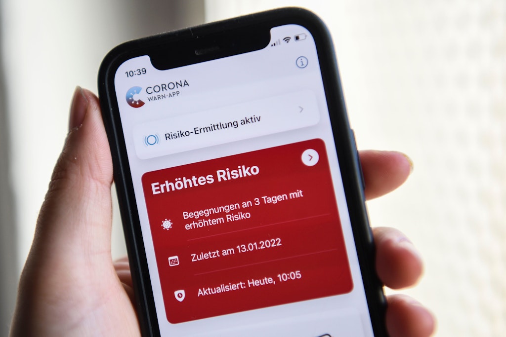Auf einem Smartphone zeigt die Corona-Warn-App ein erhöhtes Risiko an. Damit ist es jetzt vorbei.