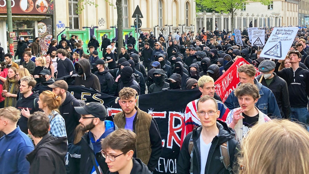 4.400 Menschen laufen bei der Demo mit. Dabei ist auch der sogenannte „Schwarze Block“: Dort marschieren Demonstranten, die als besonders gewaltbereit gelten.