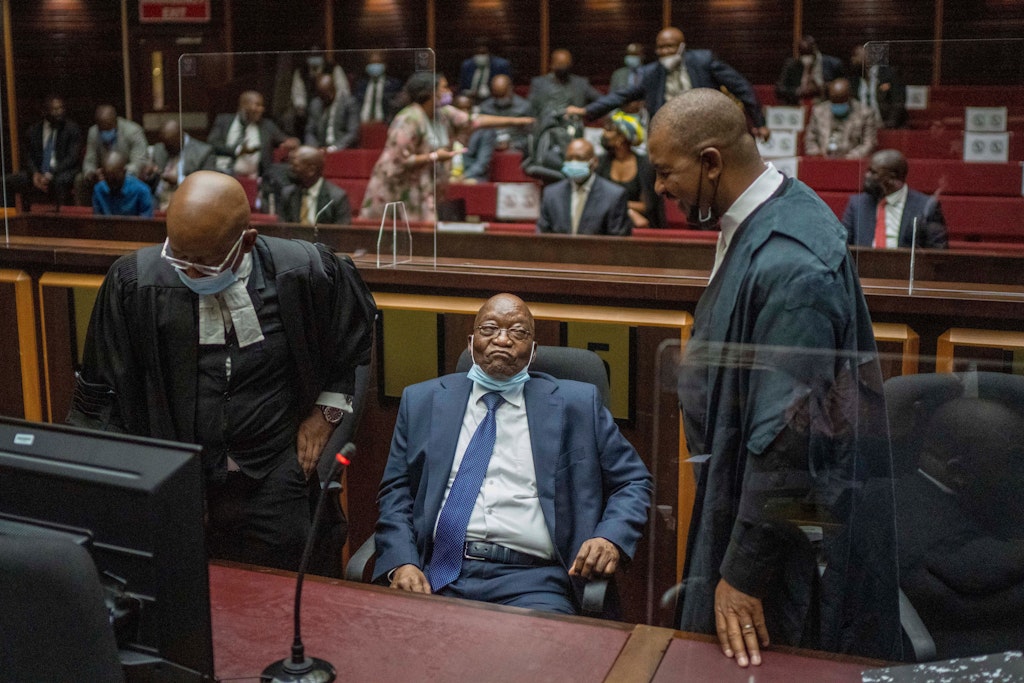 Der frühere Präsident Südafrikas, Jacob Zuma, sitzt vor Gericht. Er gilt als hochgradig korrupt.