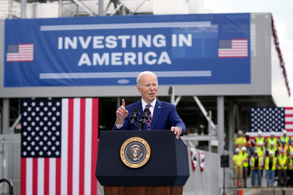 US-Präsident Joe Biden bei einem Besuch des Halbleiterhersteller Wolfspeed Inc. Bidens Regierung fördert Investitionen im eigenen Land.