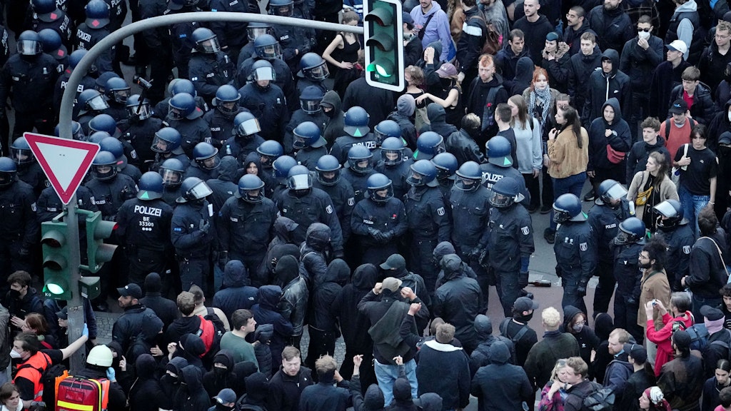 Sehr wenige Demonstranten, dafür jede Menge Polizisten stehen am Kottbusser Tor. Hier wurde die Demonstration vom Veranstalter für beendet erklärt.