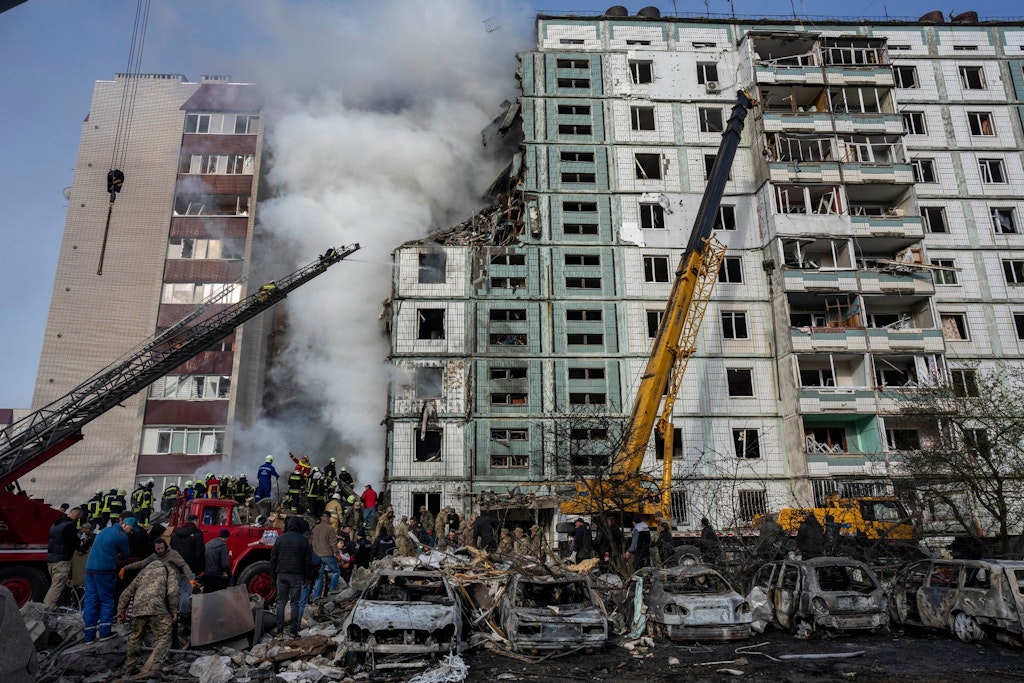 Feuerwehrleute löschen ein Feuer nach einem russischen Angriff auf ein Wohnhaus in der ukrainischen Stadt Uman.