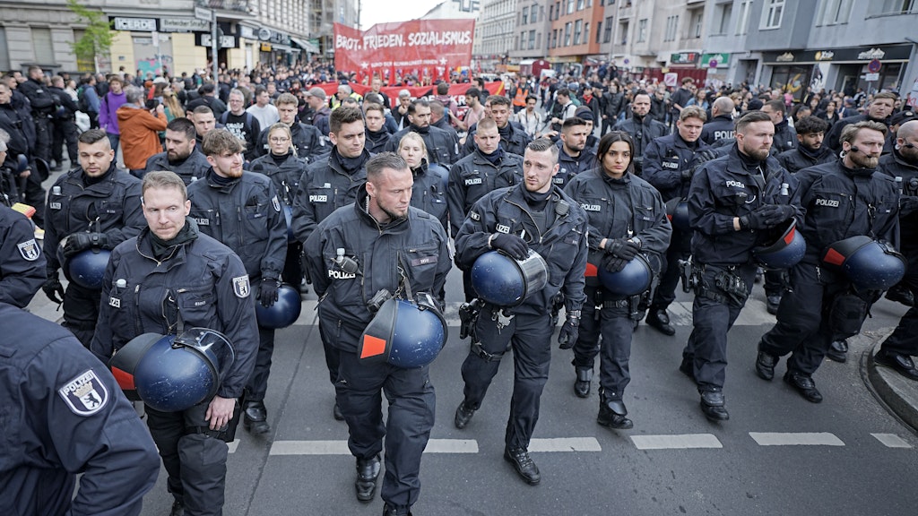 Polizisten laufen vor dem Demonstrationszug der Revolutionären Mai-Demo.