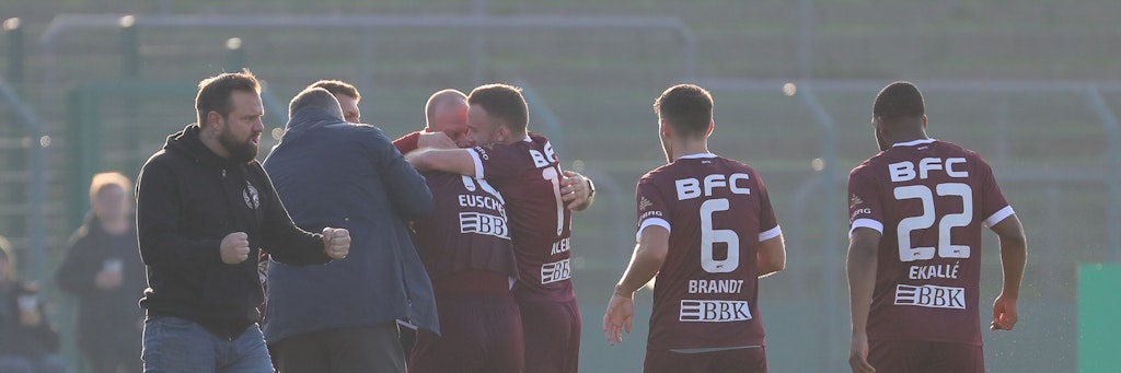Im Hinspiel feierten der BFC Dynamo und Trainer Heiner Backhaus (l.) mit einem 4:1 einen unerwartet hohen Sieg gegen Energie Cottbus.