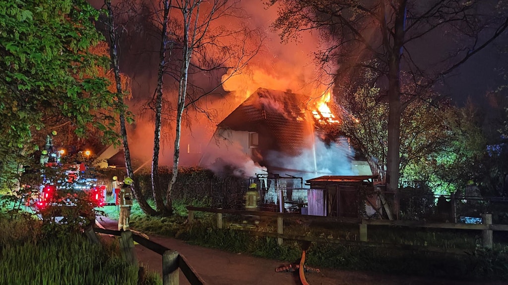 In der Nacht zu Dienstag brannte im Neuköllner Ortsteil Rudow ein Einfamilienhaus.