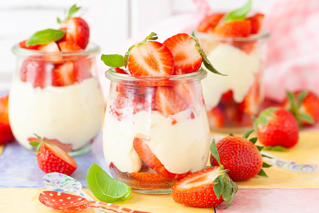 Erdbeeren mit Quark sind ein echter Mai-Klassiker.