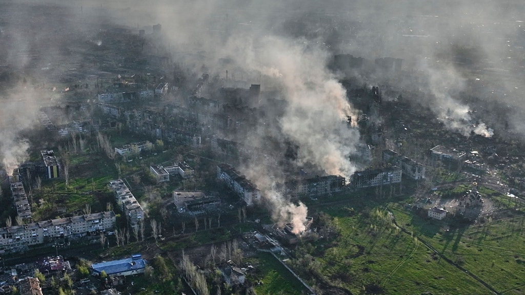 Rauch und Trümmer: Russland will nach monatelangem Kampf 85 Prozent der weitgehend verwüsteten Stadt Bachmut eingenommen haben.
