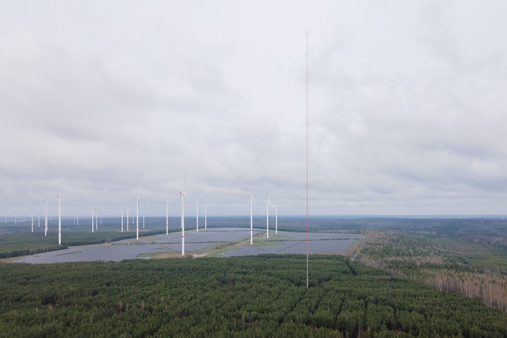 Schipkau: Ein fast 300 Meter hoher Windmessturm steht in einem Waldstück vor Windrädern. Mit dem Turm soll laut des Auftraggebers Gicon erforscht werden, wie stark Winde in so einer Höhe tatsächlich wehen. Schon heute viele Meter hohe Windräder könnten in Zukunft doppelt so hoch werden. Damit soll mehr Windenergie erzeugt werden können.