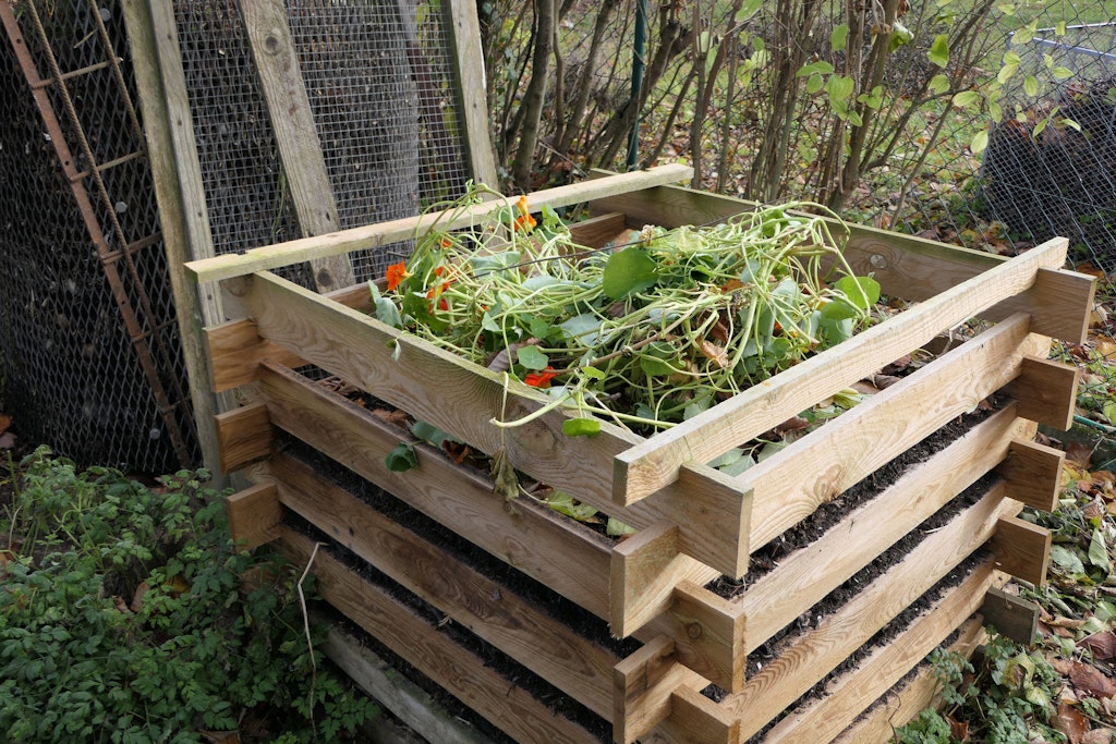 Auf einem Kompost im Garten kann man organische Abfälle in wertvolle Pflanzen-Nährstoffe umwandeln.
