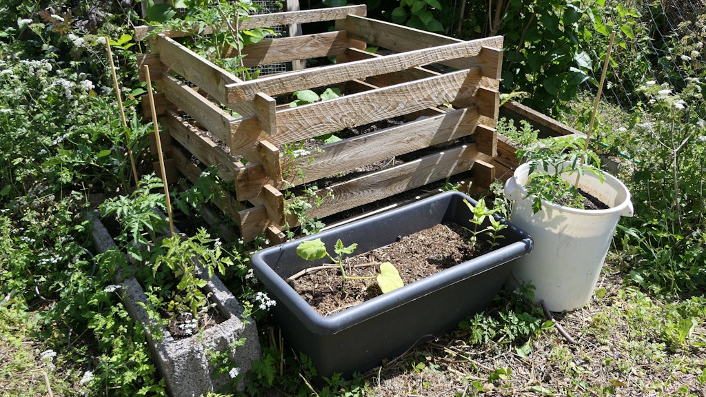 Eine Kiste aus Holz ist ein guter Anfang, um einen Kompost im Garten anzulegen.