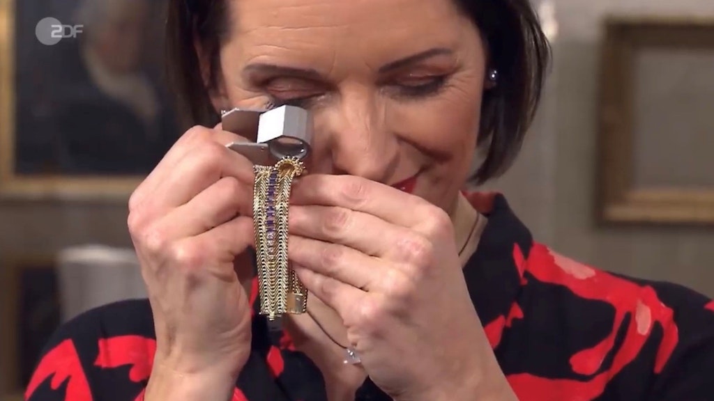 „Bares für Rares“-Expertin Wendela Horz nimmt das Armband genau unter die Lupe.