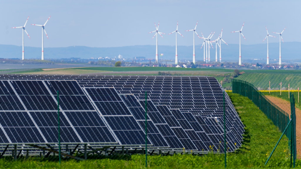 Ein Solarpark und Windkraftanlagen. Die Zukunft ist frei von fossilen Energien. 
