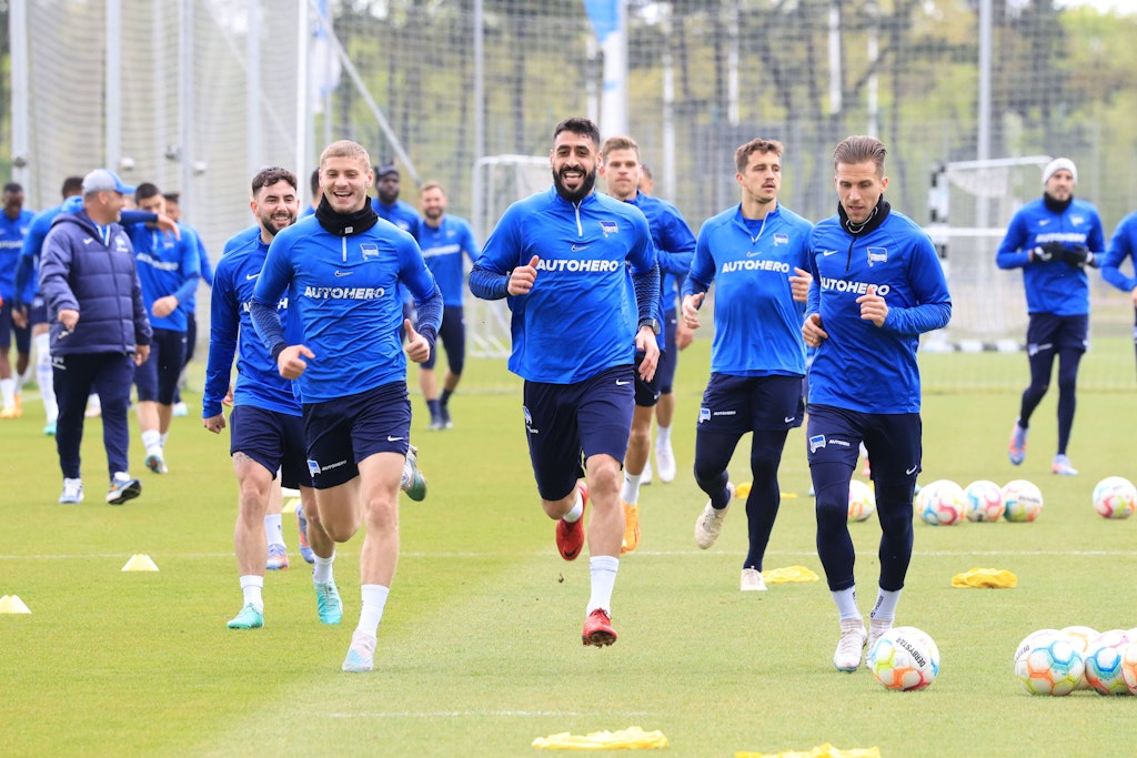 Sehen so Spieler aus, die alle Hoffnung verloren haben? Marco Richter, Marton Dardai, Tolga Cigerci und Peter Pekarik (v.l.) geben lachend in der ersten Reihe Gas.