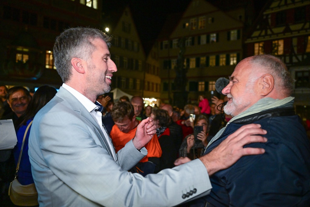Boris Palmer (l.) mit seinem (jetzt ehemaligen) Parteifreund und Anwalt Rezzo Schlauch, der ihm Oktober zur zweiten Wiederwahl als Tübinger Oberbürgermeister gratulierte. Wegen der erneuten Affäre hat Schlauch sich von Palmer abgewandt.